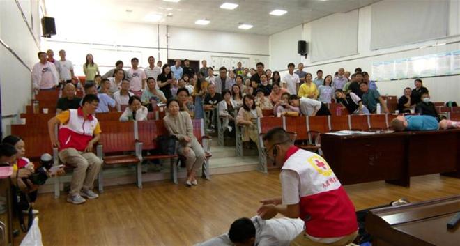九游娱乐平台:新洲区红十字会在教育系统开展初级救护员培训(图2)