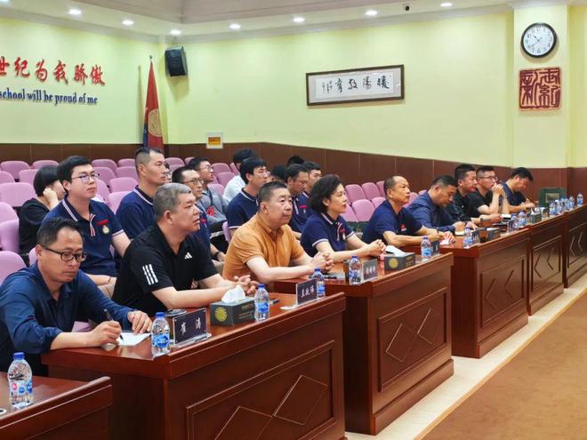 九游娱乐平台：【暖阳教育】青岛市体育学科“体验式探校、融合式交流、培训式教研“系列教研活动——走进青岛新世纪学校(图2)