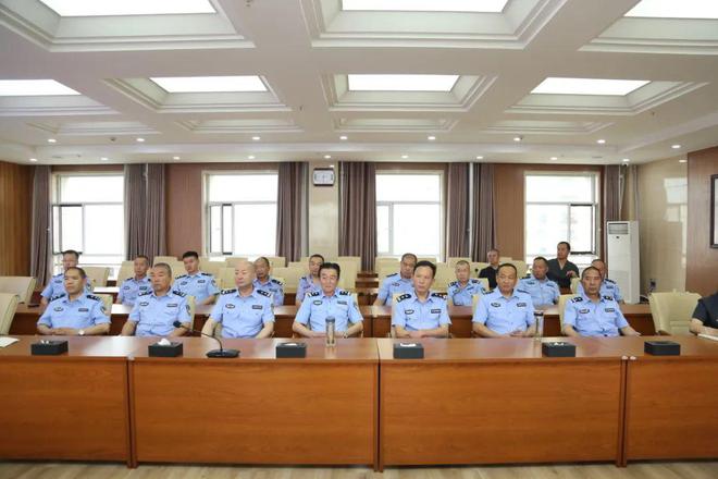 九游娱乐：西宁中院召开交通安全知识教育培训会(图2)