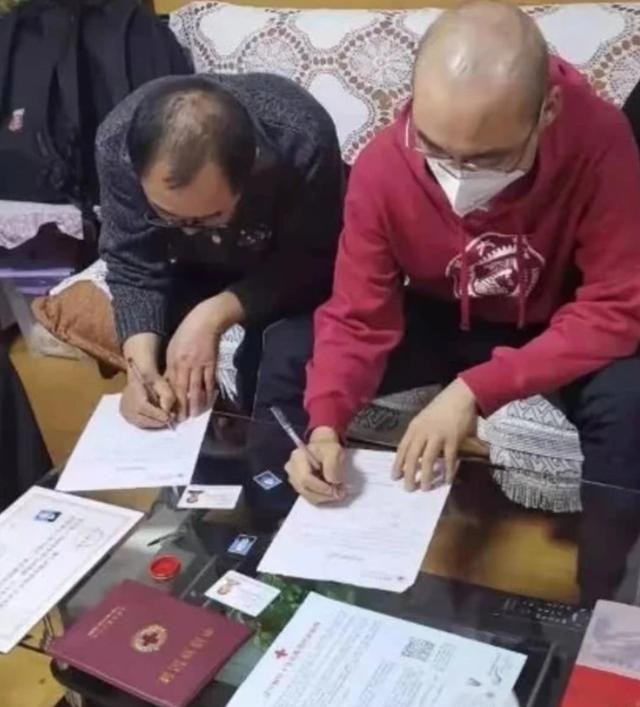 九游娱乐平台：回顾：上交大研究生放弃治疗捐献遗体研究骗奶奶说我出国留学了(图17)