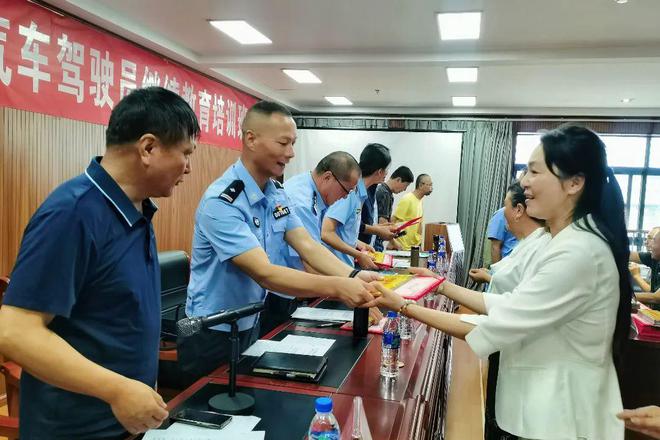 九游娱乐：大理市巡游出租汽车在岗驾驶员继续教育培训开班(图2)