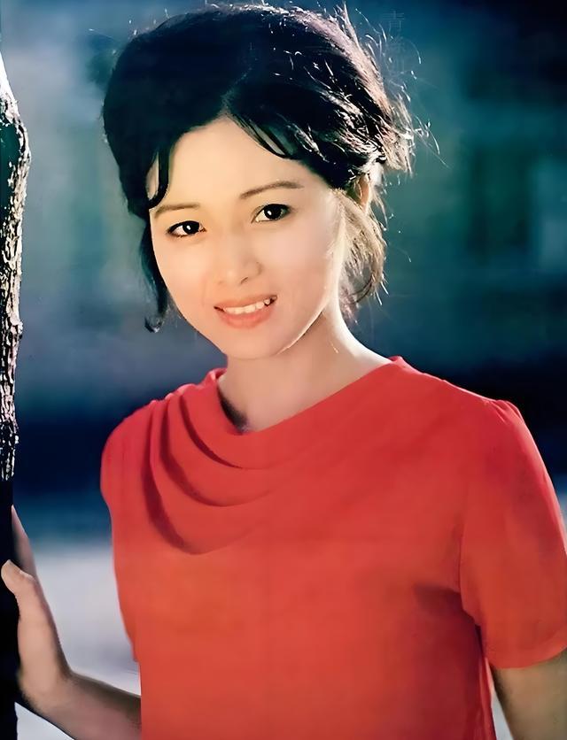 九游娱乐网站：她是“红楼第一美”当红时赴美留学消失30年后如今怎样了？(图6)
