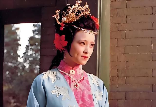 九游娱乐网站：她是“红楼第一美”当红时赴美留学消失30年后如今怎样了？(图8)