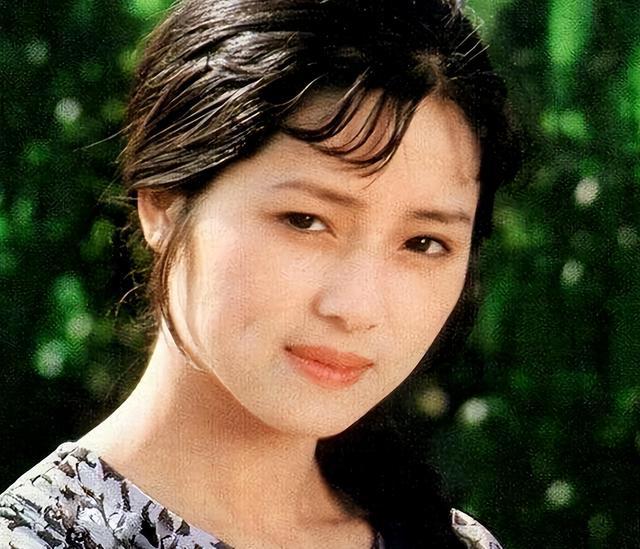 九游娱乐网站：她是“红楼第一美”当红时赴美留学消失30年后如今怎样了？(图5)