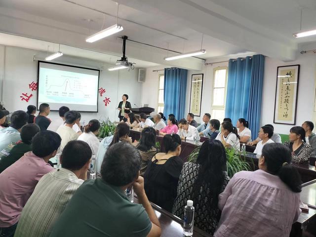九游娱乐：旬阳市金洞初级中学开展家庭教育培训活动(图2)