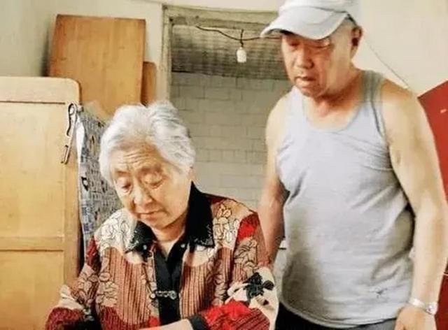 九游娱乐网站：回顾曹茜：父母送她出国留学却21年拒见患癌父母到底是为什么？(图7)