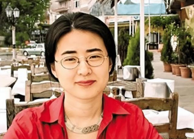 九游娱乐：回顾“北大才女”田晓菲：19岁出国留学留美嫁53岁导师现状如何(图5)