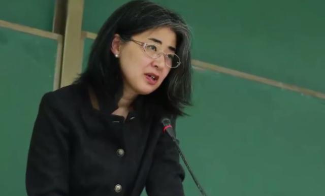 九游娱乐：回顾“北大才女”田晓菲：19岁出国留学留美嫁53岁导师现状如何(图12)