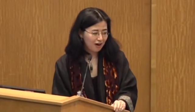 九游娱乐：回顾“北大才女”田晓菲：19岁出国留学留美嫁53岁导师现状如何(图14)