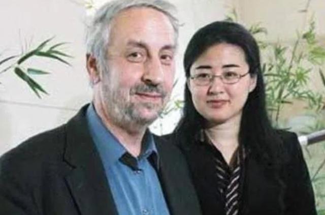 九游娱乐：回顾“北大才女”田晓菲：19岁出国留学留美嫁53岁导师现状如何(图15)
