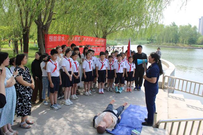 九游娱乐网站：河北白沟新城：开展防溺水安全主题教育培训演练活动(图2)