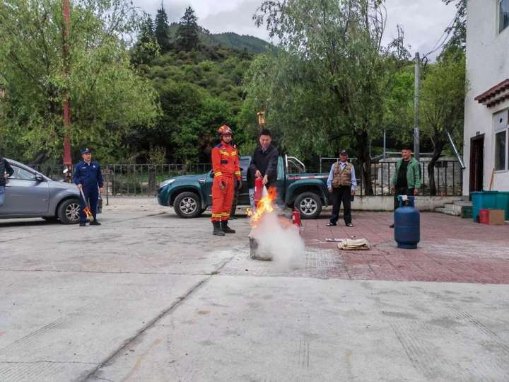 九游娱乐：米林市“雪域蓝盾·消防宣传教育讲师分队”深入辖区开展消防安全知识培训暨演练活动(图3)