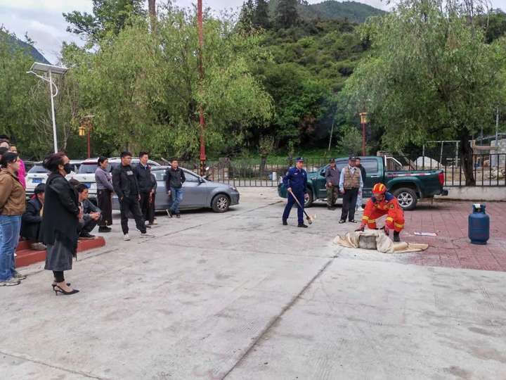 九游娱乐：米林市“雪域蓝盾·消防宣传教育讲师分队”深入辖区开展消防安全知识培训暨演练活动(图4)