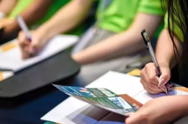 九游娱乐：回顾：孕妇产下四胞胎政府赞助他们出国留学如今老板是谢霆锋(图4)