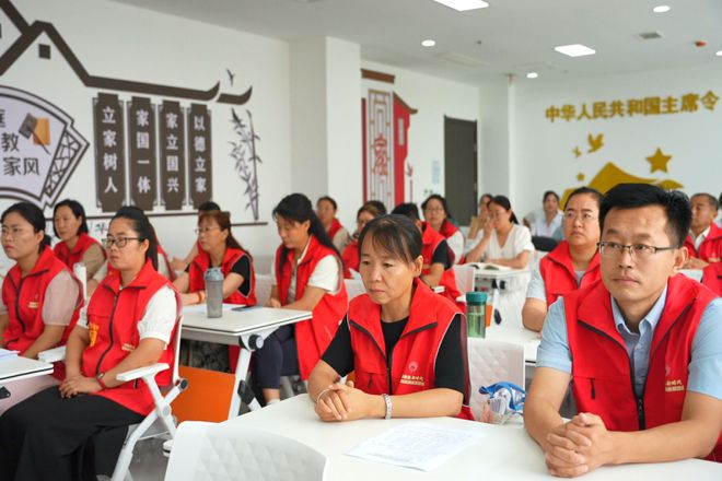 九游娱乐网站：阳信县家庭教育培训基地揭牌仪式暨家庭疗愈观摩交流活动在县老年大学举办(图4)