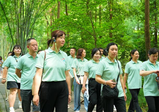 九游娱乐网站：浇灌希望之树点亮教育之光：伊利行知计划·第五届乡村教师赋能培训启动(图9)