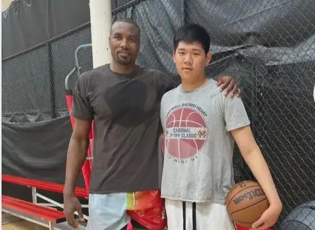 九游娱乐平台：巩晓彬16岁儿子留洋归来！身高2米05减重30斤1分险胜野球高手(图3)