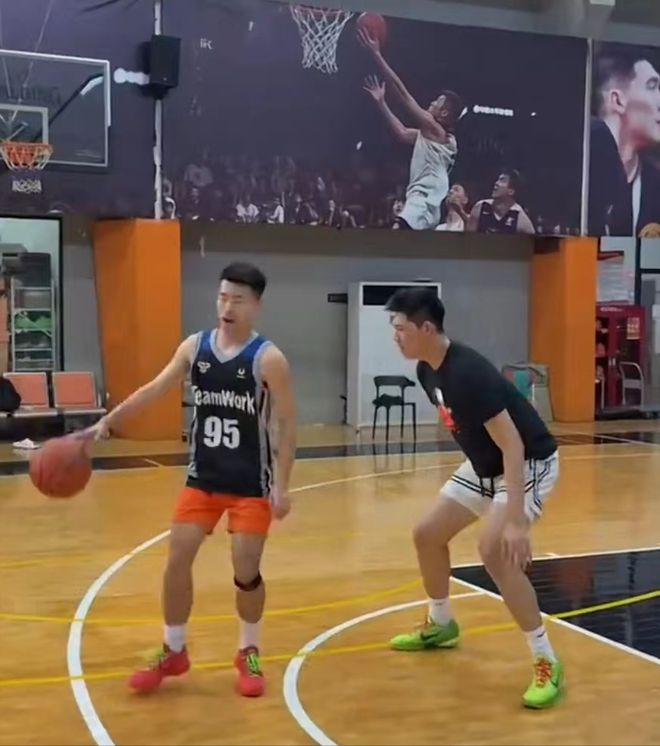 九游娱乐平台：巩晓彬16岁儿子留洋归来！身高2米05减重30斤1分险胜野球高手(图2)