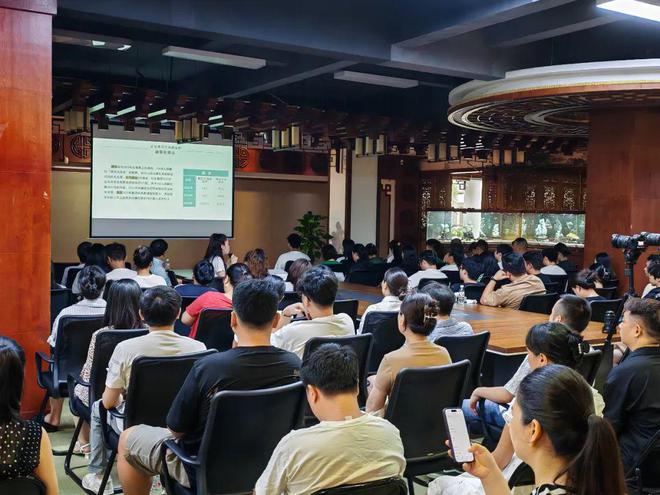 九游娱乐网站：翡翠王朝召开党支部主题教育培训暨法律知识、廉洁从业培训会议(图2)