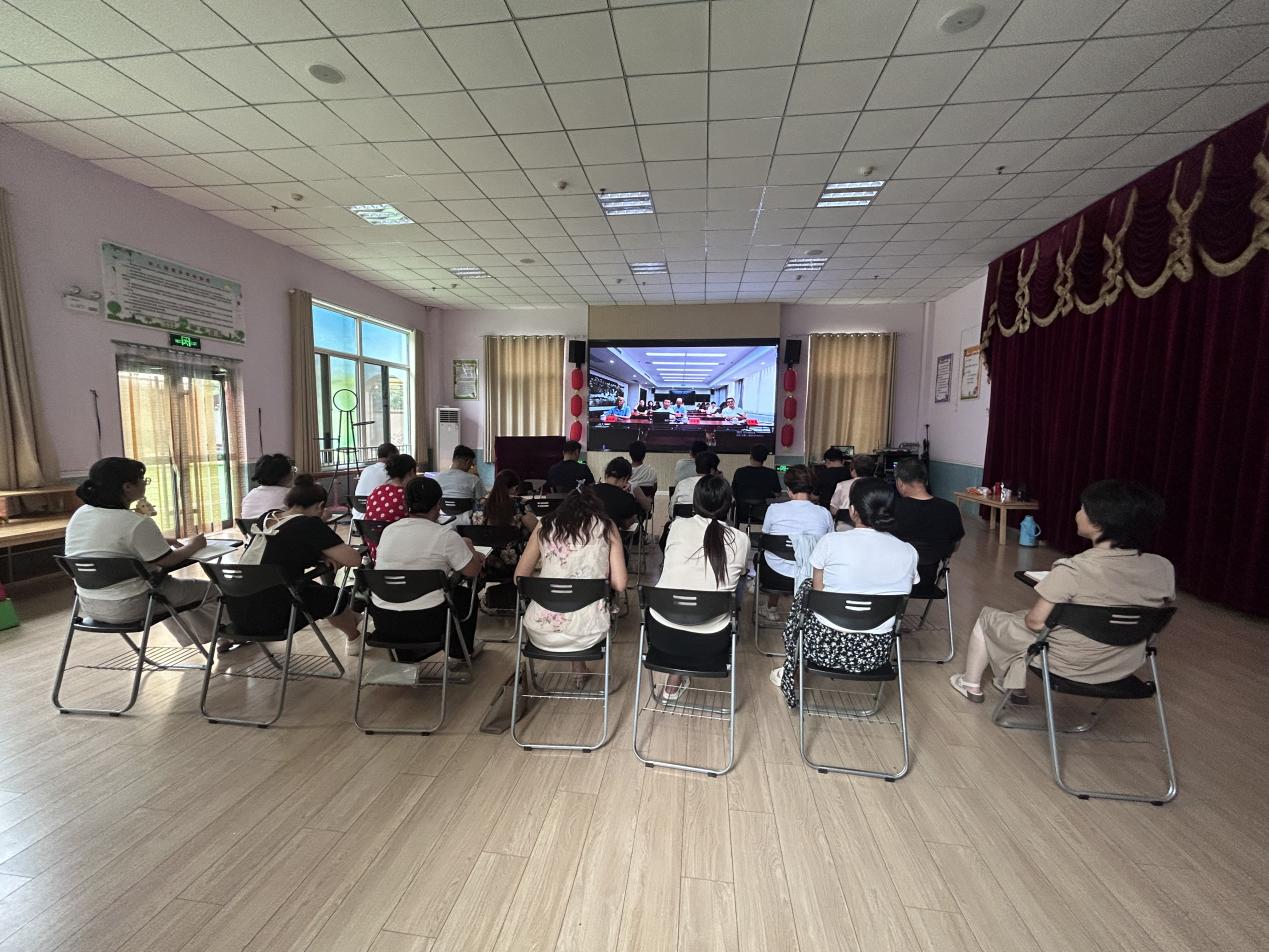 九游娱乐网站：口镇街道教育办公室组织观看食品安全培训(图2)