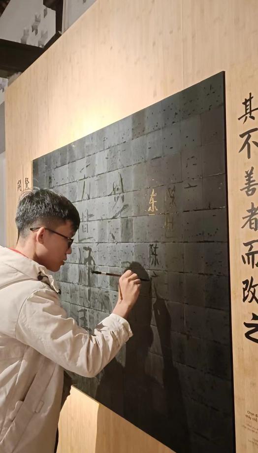 九游娱乐：我越南人不顾母亲反对到中国留学坐高铁感受中国速度太震撼(图6)
