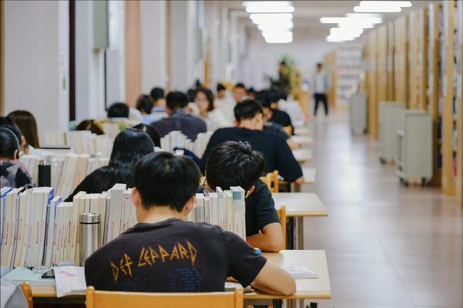 九游娱乐网站：得知邻居晚年的悲剧后我宁愿儿子在家啃老也不想送他出国留学(图2)