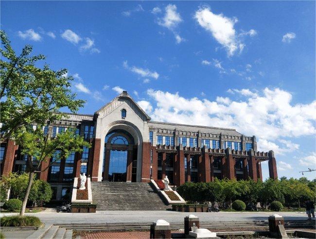 九游娱乐平台：上海留学新篇章：2025年国际本科2+2榜华政为何屡获青睐？(图2)