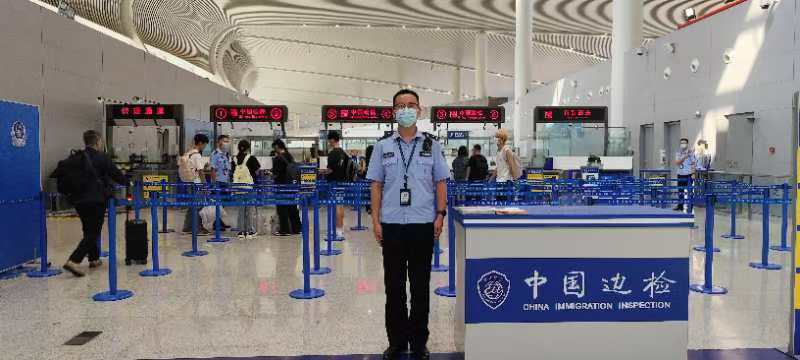 九游娱乐网站：合肥边检护航留学生出境开启新学期之旅(图2)
