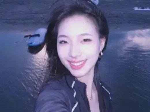 九游娱乐平台：小s大女儿出国留学晒美照海边大秀好身材网友吐槽她是学霸？(图2)