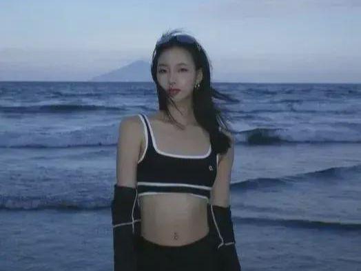 九游娱乐平台：小s大女儿出国留学晒美照海边大秀好身材网友吐槽她是学霸？(图3)