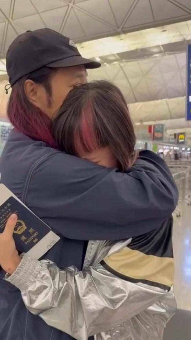 九游娱乐平台：草蜢蔡一智送女儿出国留学爱女紧搂爸爸痛哭就读全港最贵私校(图2)