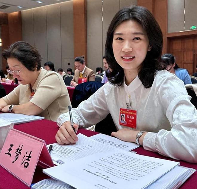 九游娱乐：留洋梦碎多人变动！9月12日中国女排传来李盈莹等人的消息！(图2)