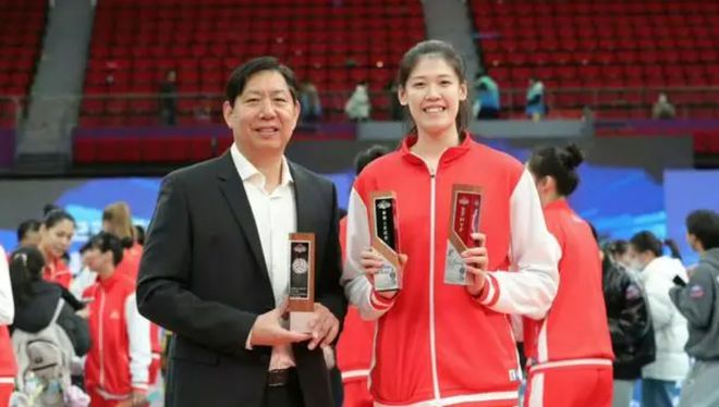 九游娱乐：留洋梦碎多人变动！9月12日中国女排传来李盈莹等人的消息！(图4)