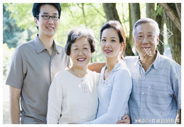 九游娱乐网站：我小区的那对退休老夫妻儿子出国留学他们晚年的结局让人泪目(图3)