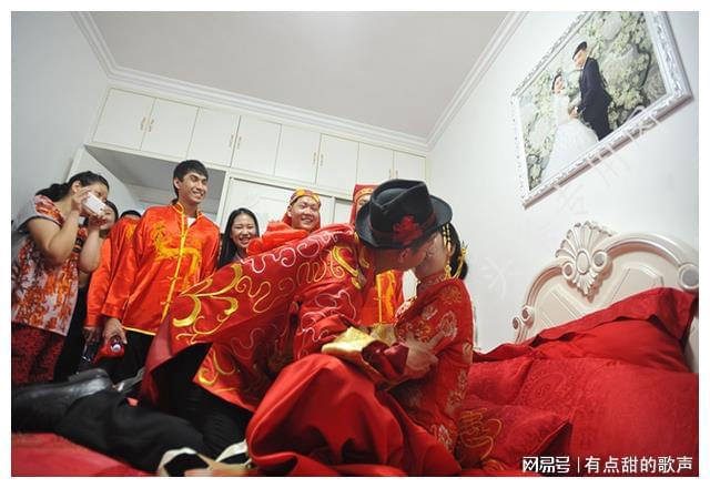 九游娱乐网站：我小区的那对退休老夫妻儿子出国留学他们晚年的结局让人泪目(图2)