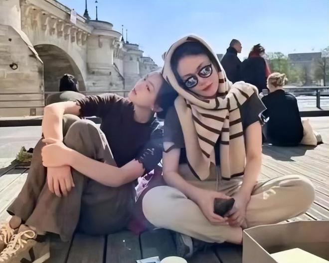 九游娱乐网站：天后王菲送李嫣出国留学！18岁女儿展露锋芒母女情深感人肺腑(图2)