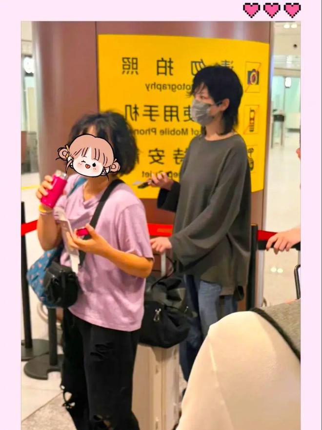 九游娱乐网站：王菲送李嫣出国留学王菲狼尾发型李嫣打扮时尚母女俩帅爆了(图3)