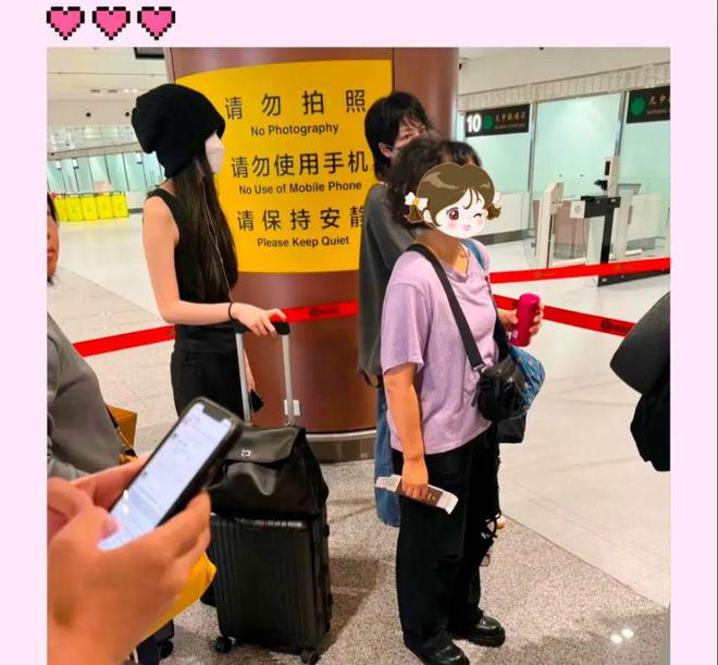 九游娱乐网站：王菲送李嫣出国留学王菲狼尾发型李嫣打扮时尚母女俩帅爆了(图2)