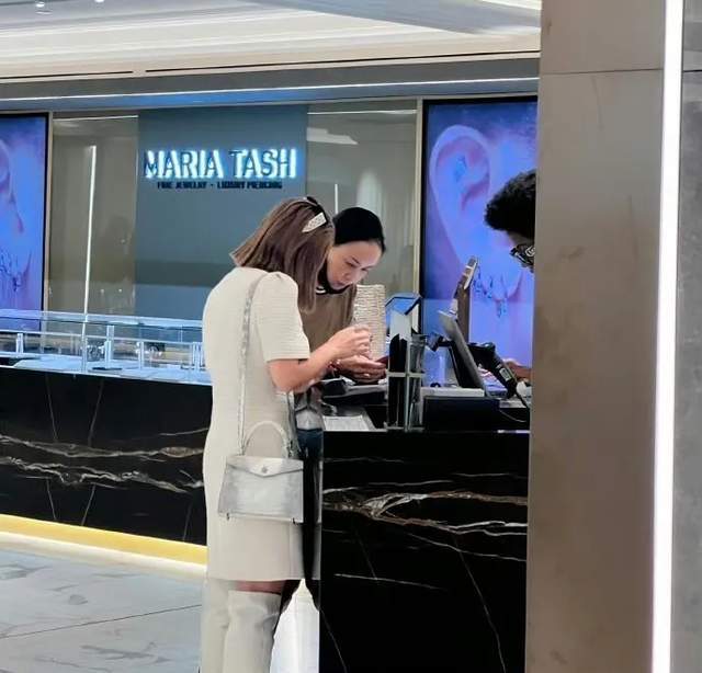 九游娱乐网站：王菲送李嫣去英国留学星二代批量出国大多都是为了更好进圈(图5)