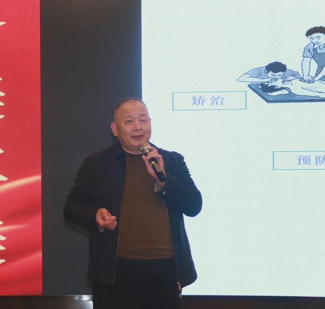 九游娱乐网站：理性评价快乐生活——绵阳开元中学开展教师心理健康教育培训会(图2)