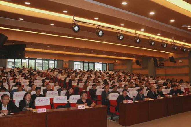 九游娱乐网站：理性评价快乐生活——绵阳开元中学开展教师心理健康教育培训会(图6)