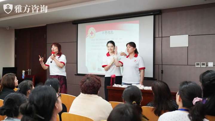 九游娱乐网站：雅方咨询特邀红十字会开展应急救护培训共筑安全教育新防线(图2)