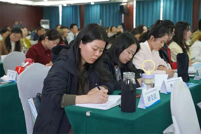 九游娱乐网站：信阳市中小学骨干班主任心理健康教育培训班举行(图4)