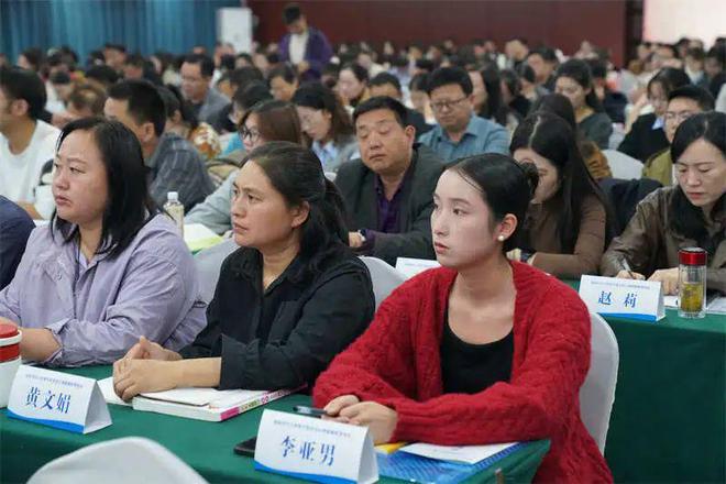 九游娱乐网站：信阳市中小学骨干班主任心理健康教育培训班举行(图3)