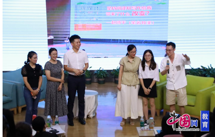 九游娱乐：焕发生命活力散发生命光彩天府六小召开新学期教师工作会(图2)