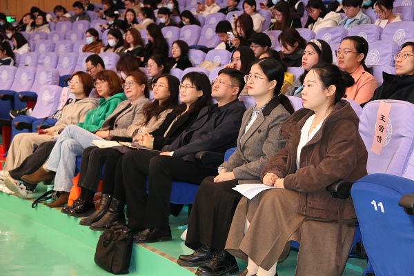 九游娱乐：科立尔：为心理健康教育注入新活力脱口秀开启教师培训新篇章(图3)