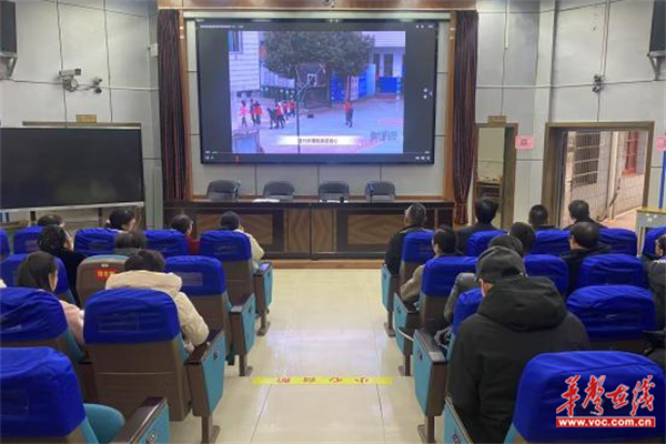 九游娱乐：祁东县二中教育集团召开2025年春季师德师风专题培训会(图2)
