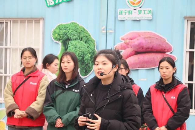 九游娱乐网站：走进现代农业感受劳动魅力——遂宁四中开展劳动教育推进工作纪实(图2)