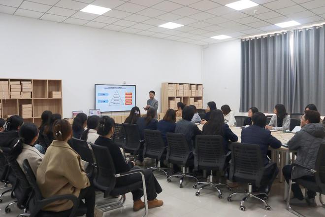 九游娱乐：西安工商学院经济与管理学院举办经济AI大数据教师培训会(图2)