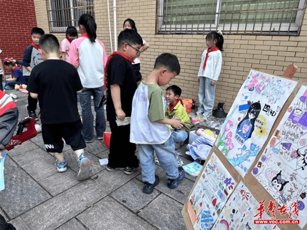 九游娱乐网站：石门桥中心小学：爱心义卖点亮成长之光(图2)